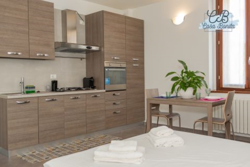 Bright dining room with balcony at Casa Bonita Rho B&B